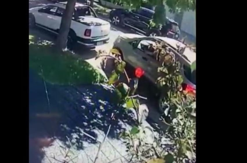 Video: a plena luz del día, robaron una rueda de auxilio en Viamonte y Almafuerte