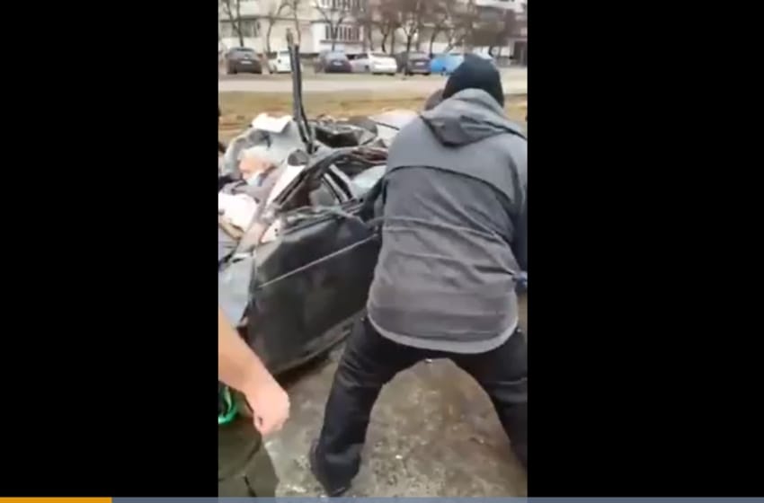 Video: un tanque ruso aplastó un auto que manejaba un civil ucraniano en medio de la ciudad