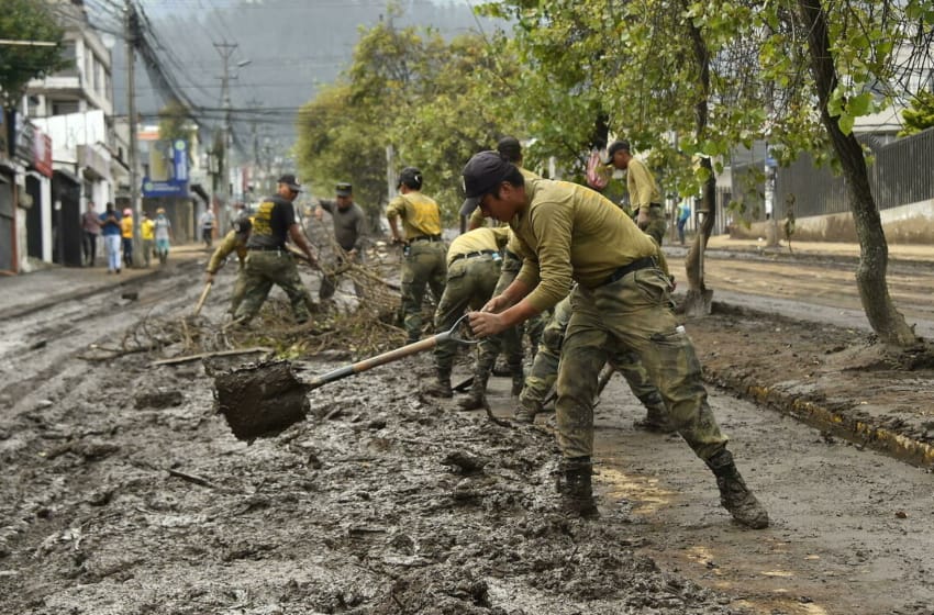 Socorristas buscan víctimas en cancha arrasada por mortal aluvión en Quito