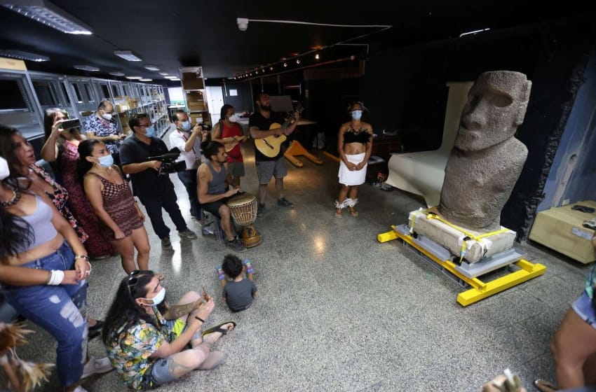 Chile devuelve a la isla de Pascua un Moai que estuvo en un museo desde el siglo XIX