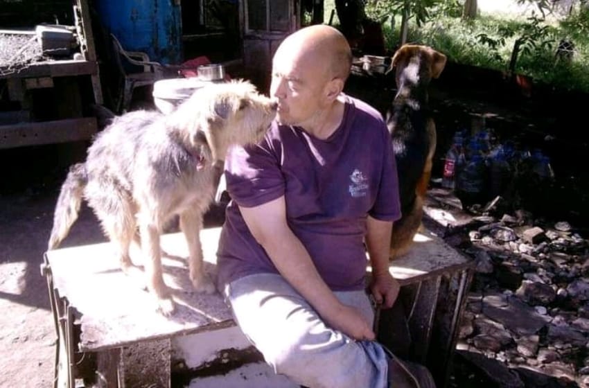 Ser parte de la manada: la historia del marplatense que rescata y comparte su casa con más de 15 perros
