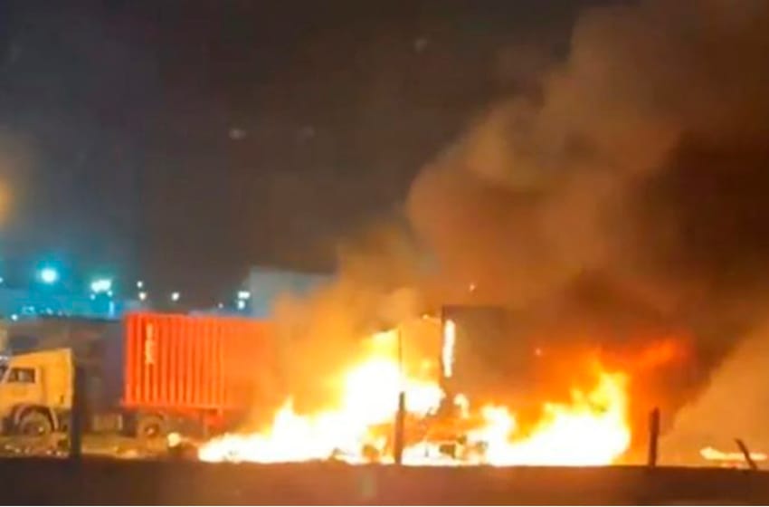 Choque entre camiones y autos en la Panamericana: explosión y cuatro muertos