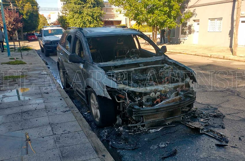 Un auto destruido por las llamas en La Perla