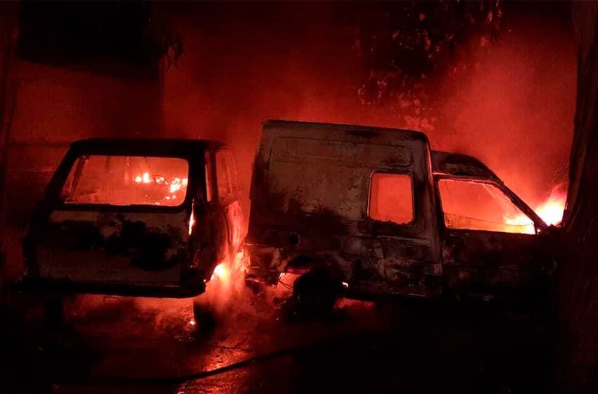 Se incendiaron dos vehículos en un taller mecánico