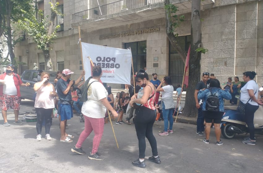 Manifestación del Polo Obrero Tendencia en las puertas del Palacio Municipal