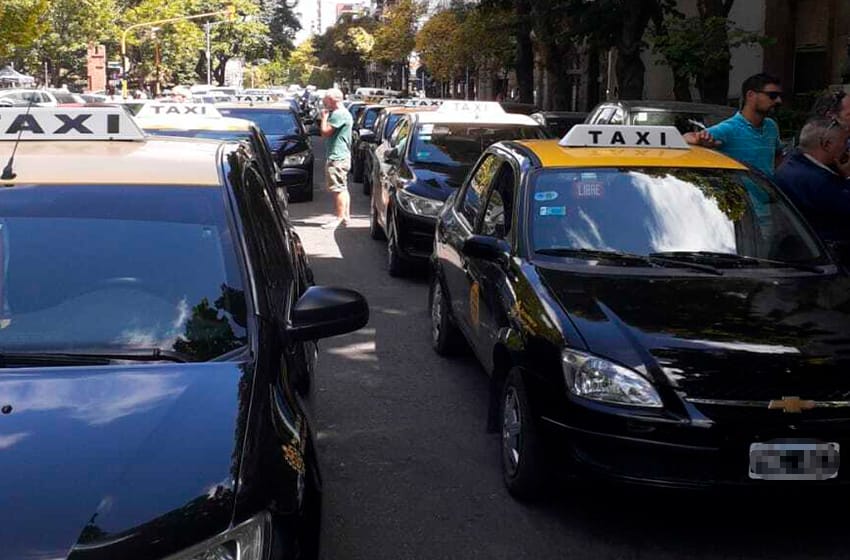 Taxistas anuncian un "quite de colaboración" para este lunes y no descartan un paro