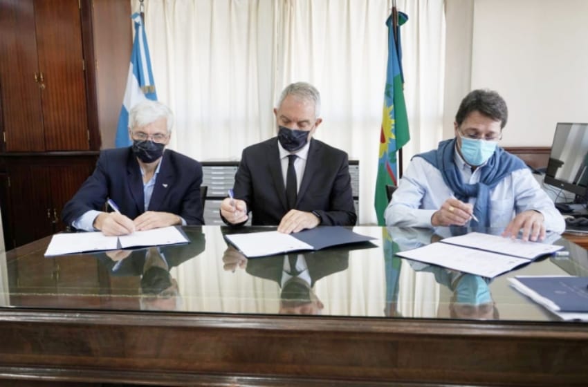 Alak firmó convenio de cooperación con la UNLP