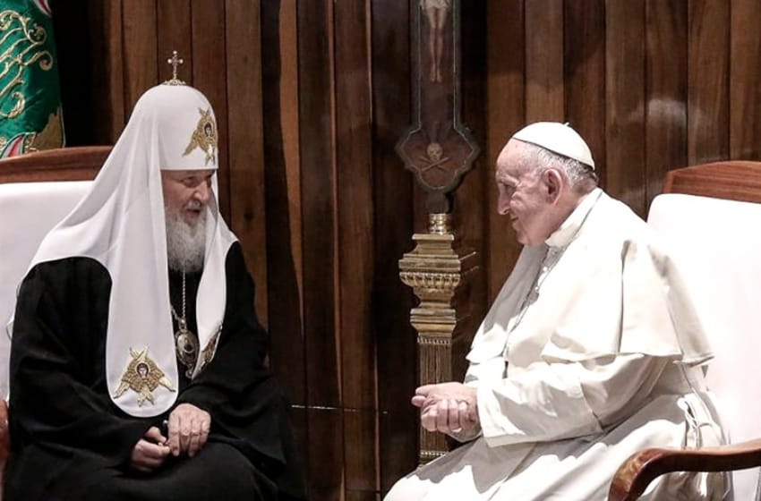 El papa Francisco y el patriarca ruso Kirill llamaron a una "paz justa" en Ucrania