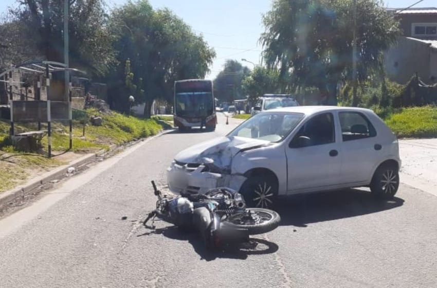 Accidente de tránsito en barrio Juramento: un joven terminó hospitalizado