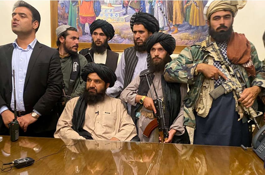 Afganistán: el régimen talibán cerró radios y prohibió el contenido de cadenas internacionales en TV