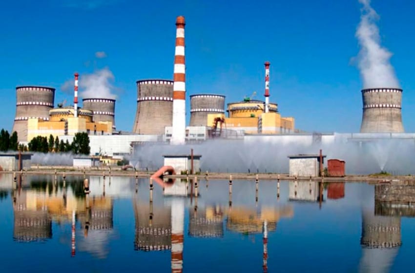 Tropas rusas rodean en Ucrania la central nuclear más grande de Europa