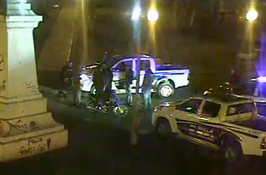 Video: atrapan a dos hombres que robaban una moto