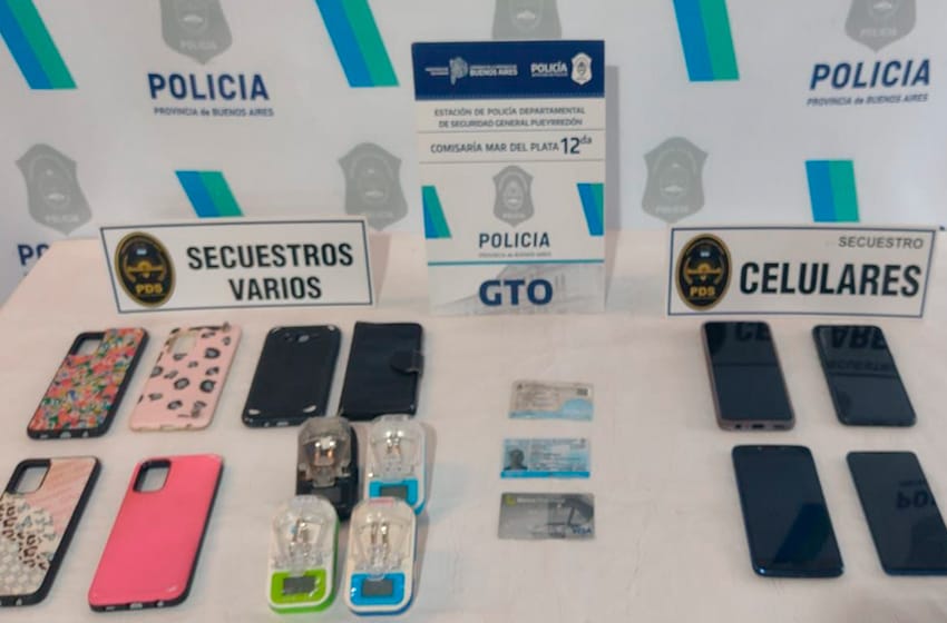 Atrapan a una pareja que tenía celulares robados: piden a los dueños que los identifiquen