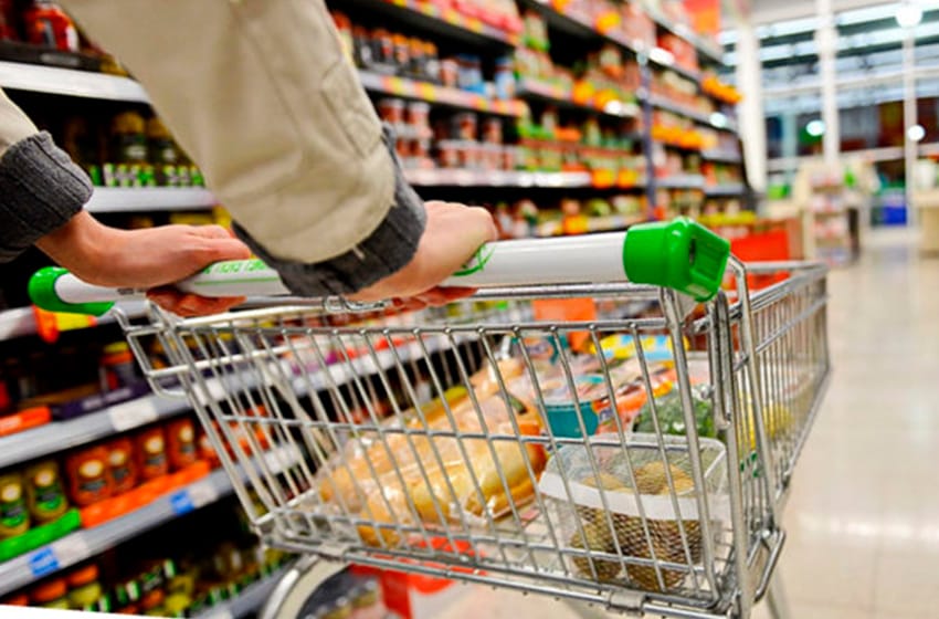 Alimentos, transporte público y prepagas impulsaron la inflación de agosto: analistas estiman que fue de 6,5%