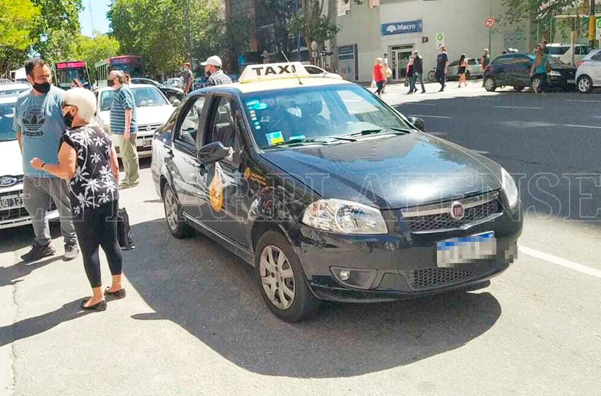 Pelea en el microcentro: tras una discusión patearon un taxi