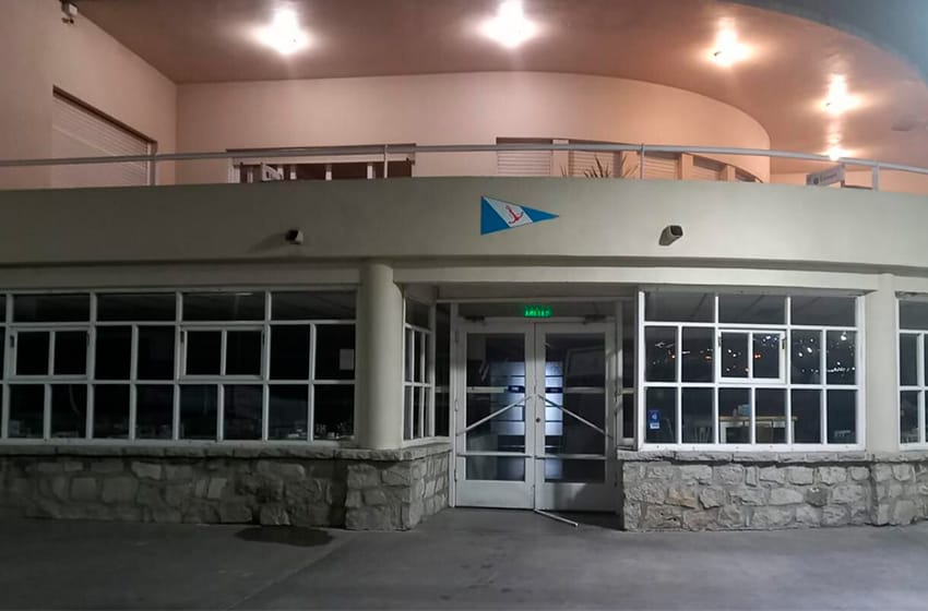 A las patadas: rompió las puertas de dos establecimientos en Playa Grande