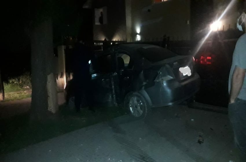 Borracho al volante: estrelló su auto contra un paredón en Los Pinares