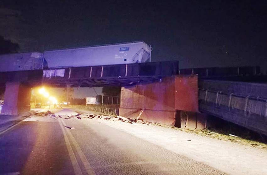 Descarriló un tren de carga cerca de Rosario tras colapsar el puente por Ruta 33