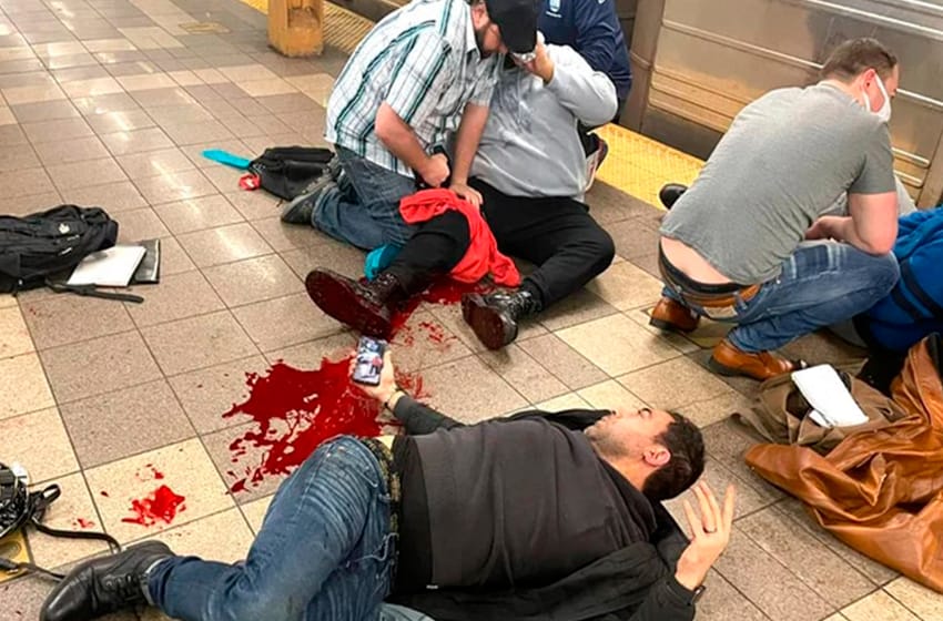 Tiroteo en un subte de Nueva York: encontraron explosivos sin detonar y hay al menos 13 heridos