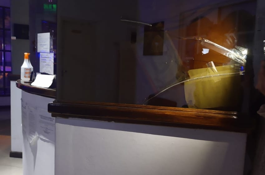 Borracha rompió cerradura y vidrio en un hotel de Mar del Plata