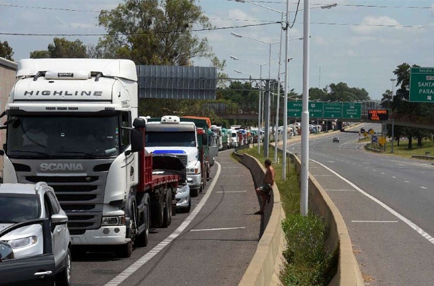 Transportistas de carga aseguran que sigue faltando gasoil "en casi todo el país"