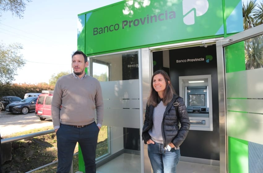 Raverta acompañó al presidente del Banco Provincia en la inauguración de cajeros automáticos