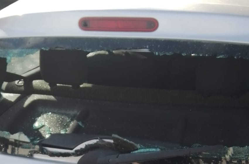 Locura en plena avenida Luro: por una discusión de tránsito, le rompió el vidrio con un bate de béisbol