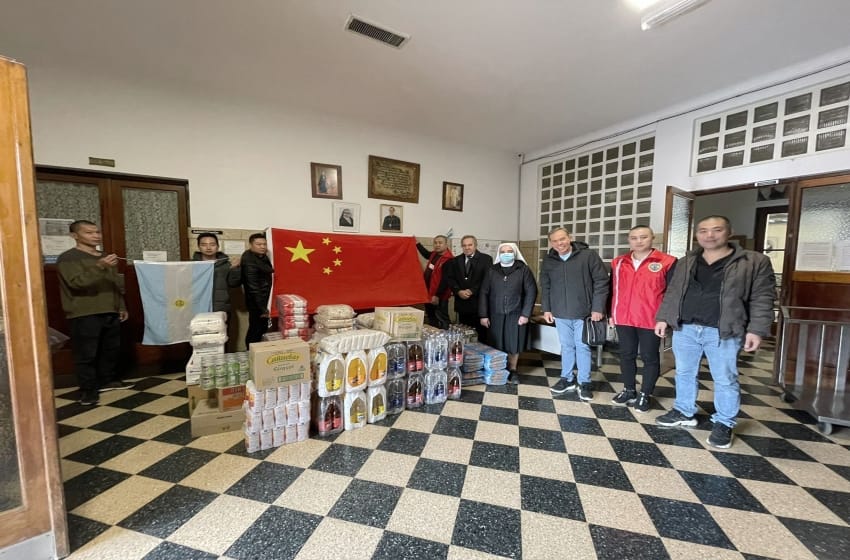 En un emotivo acto, la comunidad china realizó una donación al hogar "Nuestra Señora de Lourdes"