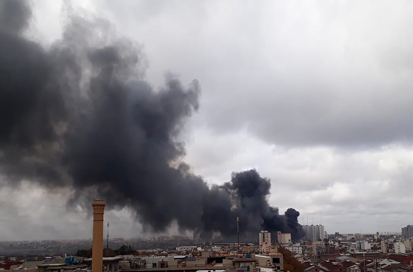Una fábrica se incendia en Dock Sud: las columnas de humo copan el cielo de Buenos Aires