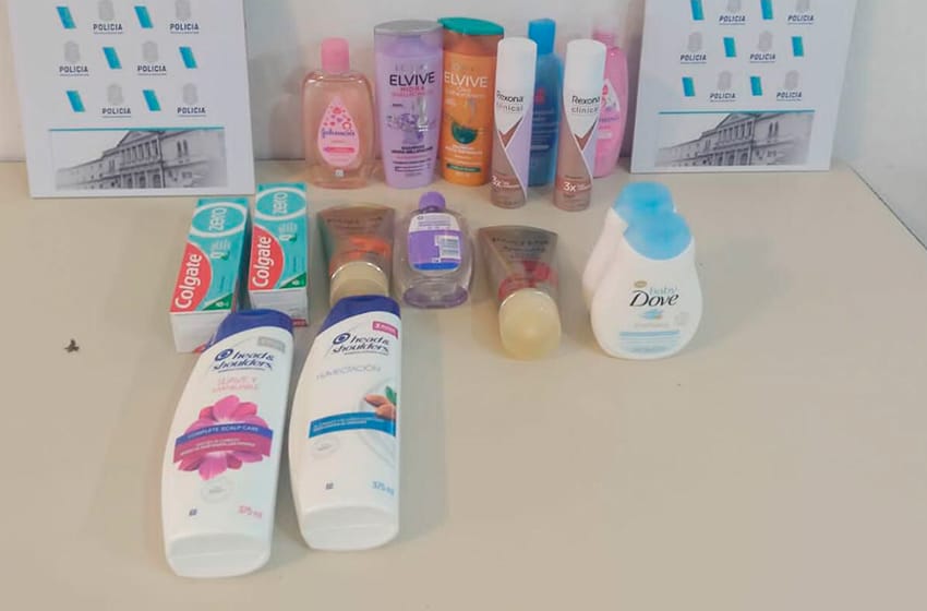 Pareja de mecheros se llevaron 12 shampoo y elementos de higiene de un supermercado