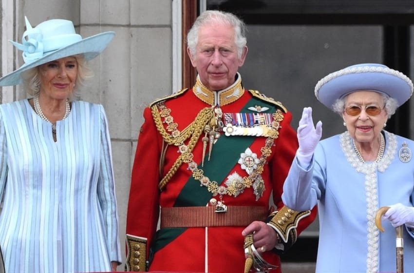 Una multitud acompañó a la reina Isabel II en la celebración de sus 70 años en el trono