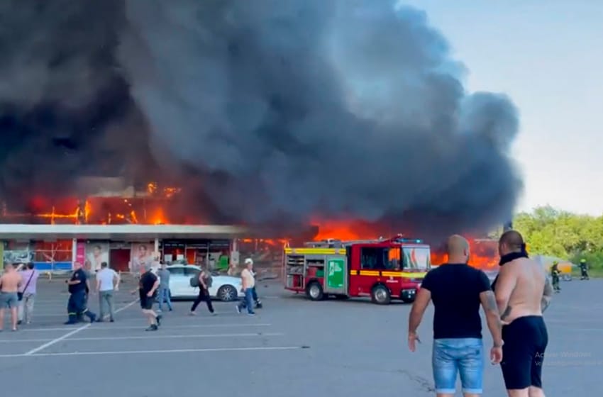 Zelenski denunció que Rusia atacó un centro comercial lleno de gente en Kremenchuk