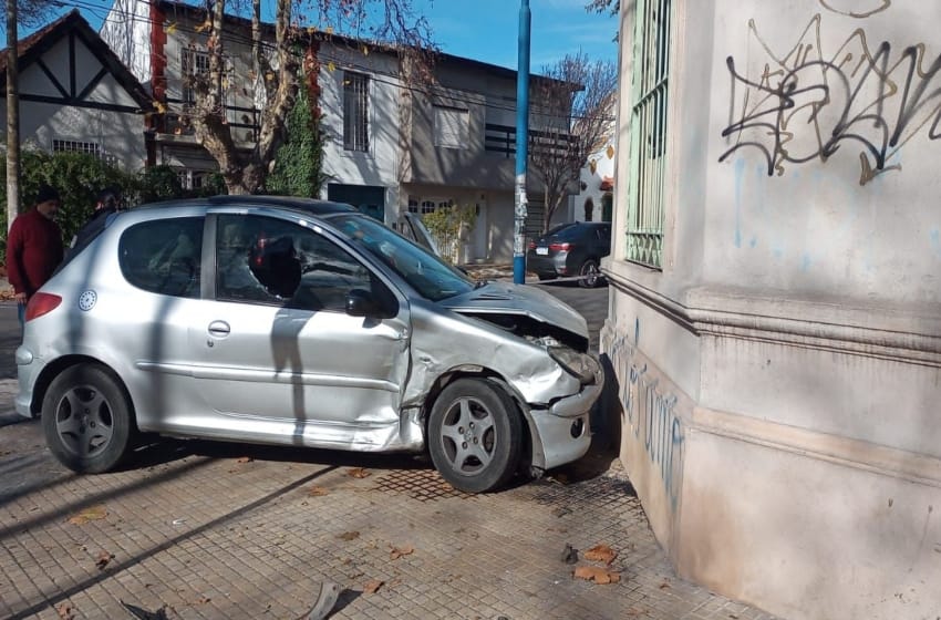 Accidente en La Perla: chocó y terminó arriba de la vereda del INE