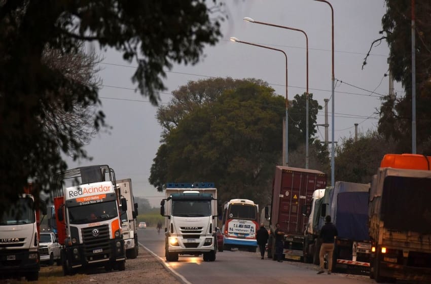 Fracasó la reunión del Gobierno con los transportistas: vuelven a cortar rutas porque falta gasoil