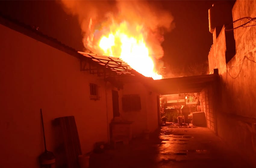 Incendio en una casa: el fuego se originó por una vela encendida en memoria de una hija fallecida