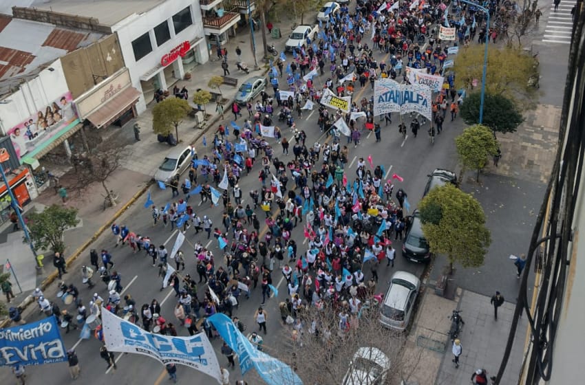 Multitudinaria marcha por la salud pública municipal: “Falta todo y la presencia del Estado”
