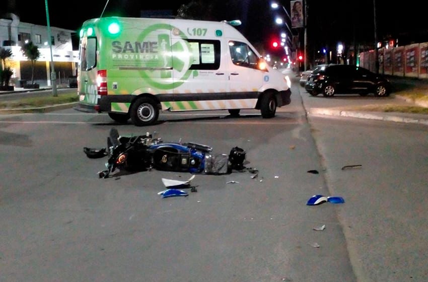 Alcoholizado, automovilista embistió a una moto: trasladan a un hombre con golpes