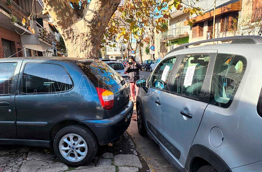 Rehén por "falta de educación": la odisea del hombre al que le estacionan frente a su garage