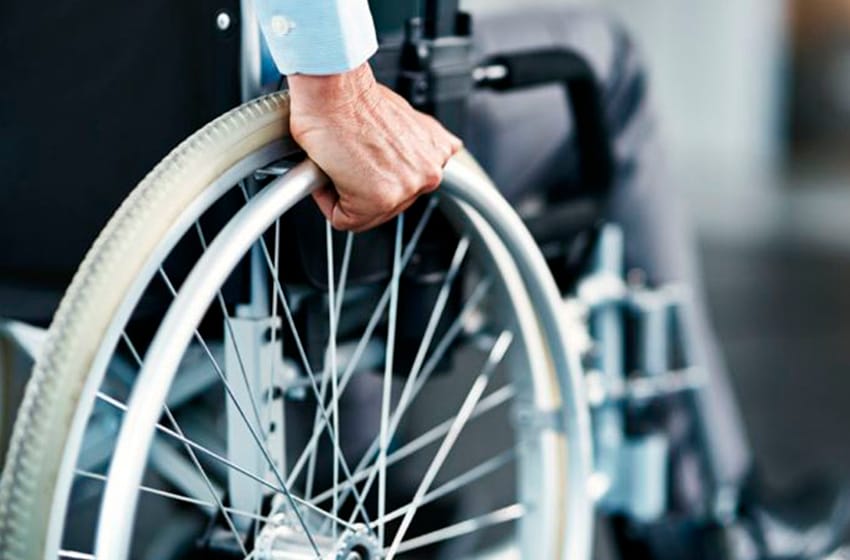 Cero empatía: un taxista cobró como "bulto" la silla de ruedas de una niña discapacitada
