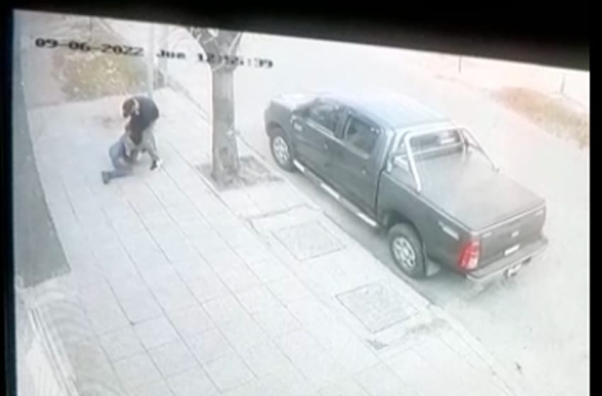 Motochorros al acecho: atacan a una mujer y queda registrado en un video