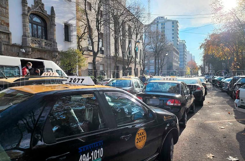 Taxis: entre "culpas compartidas" y el reclamo para que "el gobierno de Montenegro cumpla con la gestión de control"