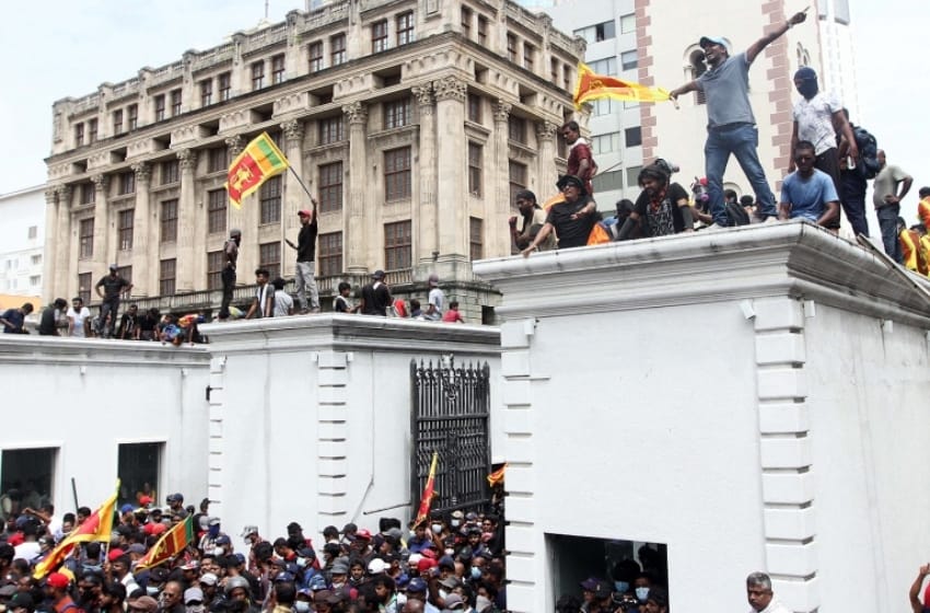 Una multitud tomó la residencia del presidente de Sri Lanka para exigir su renuncia