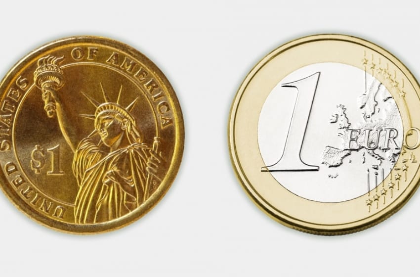 El euro llegó a cotizar a la par del dólar por primera vez en 20 años