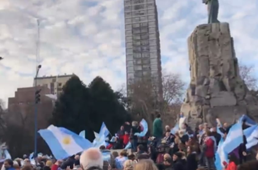 Banderas, himno y reclamos: arrancó el 9J en el monumento San Martín