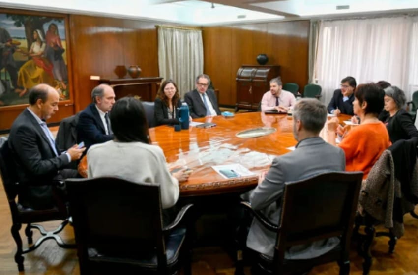 Terminó la reunión del gabinete económico: permitirán a turistas extranjeros vender hasta USD 5.000 a tipo de cambio financiero