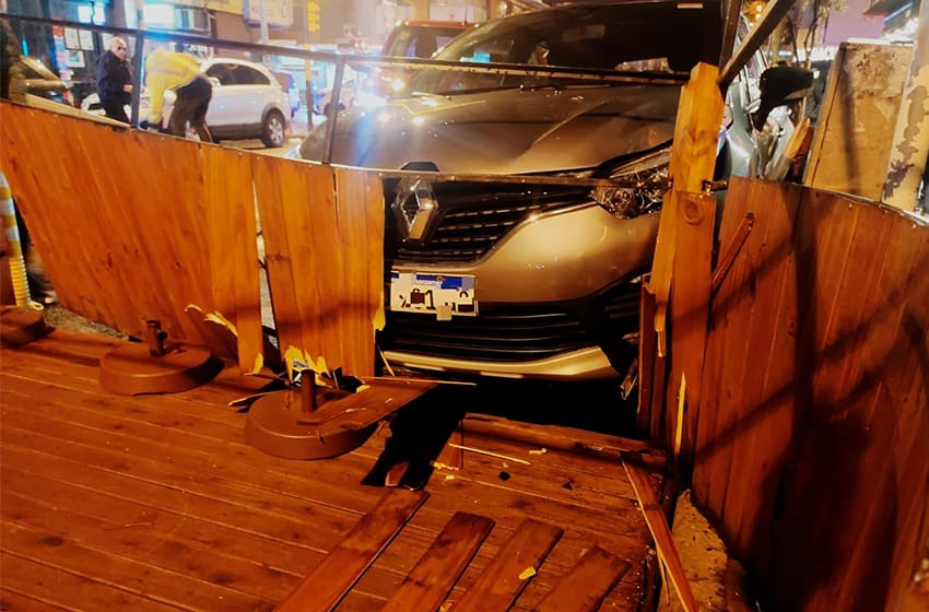 Impactante: chocaron y uno de los autos se metió dentro de un deck