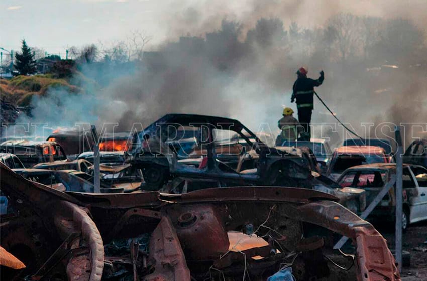 Videos: se incendiaron 20 autos en el predio municipal de Garay y Tres Arroyos