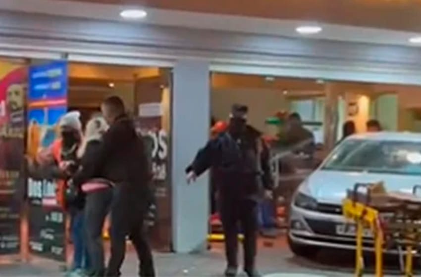 Impresionante accidente en Mendoza: un auto se incrustó en la puerta de un teatro e hirió a 15 personas