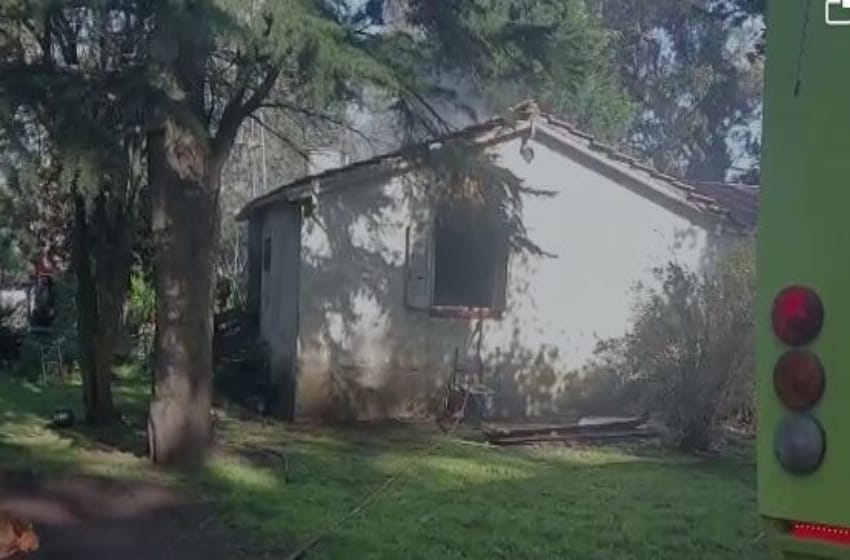 Video: salvaron a su hijo de dos años, luego de un incendio en una casa de Parque Hermoso