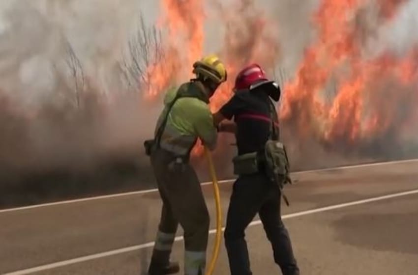 Bomberos españoles luchan contra 2 incendios forestales que dejaron cerca de 2.500 personas evacuadas